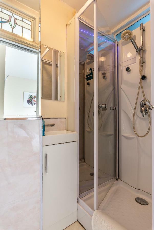 Little Brighton Beach Apartments - Also Separate Spa Cabin And Watersports エクステリア 写真